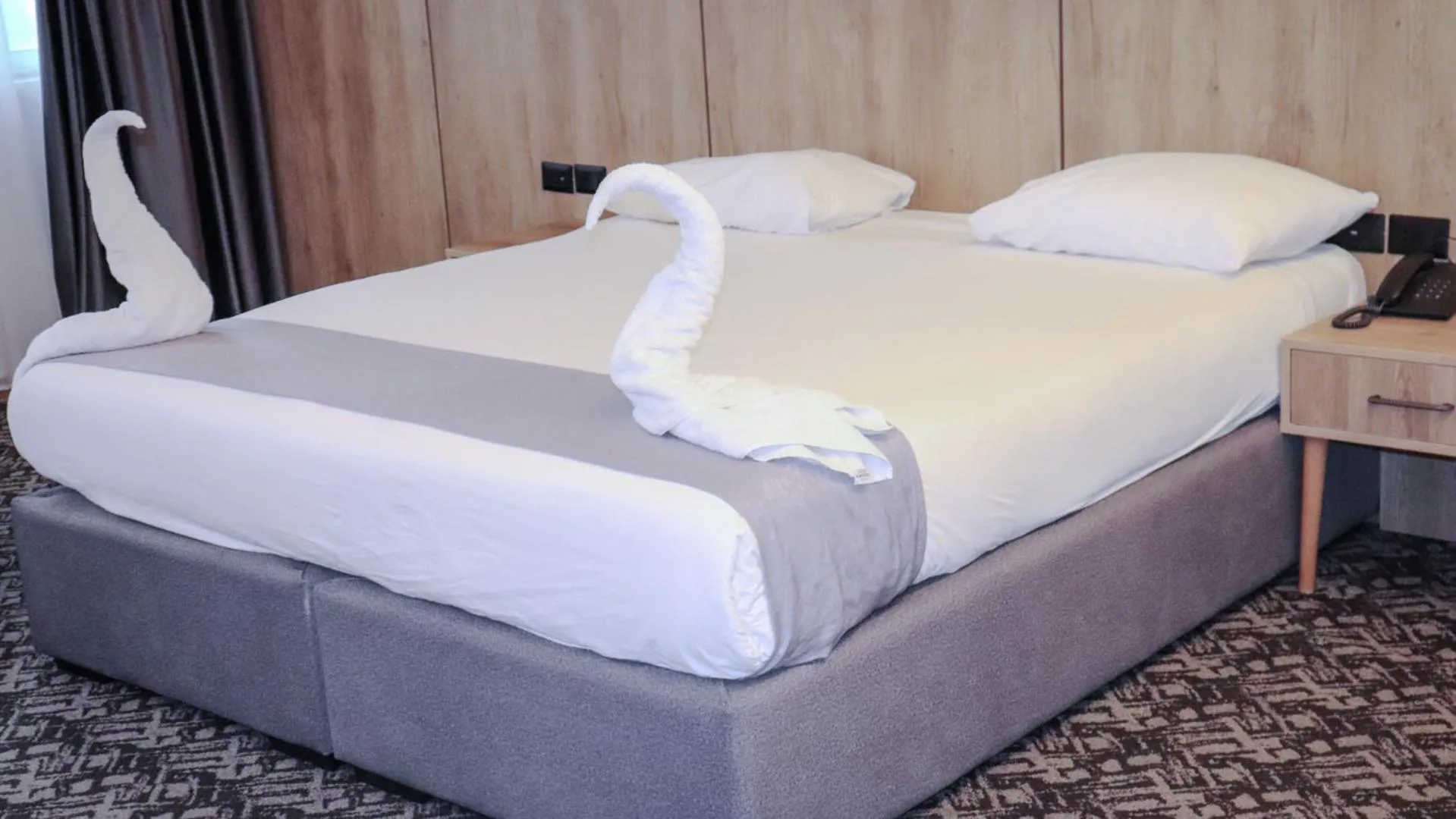 Bedroom, Bed in Sandy palace Hotel