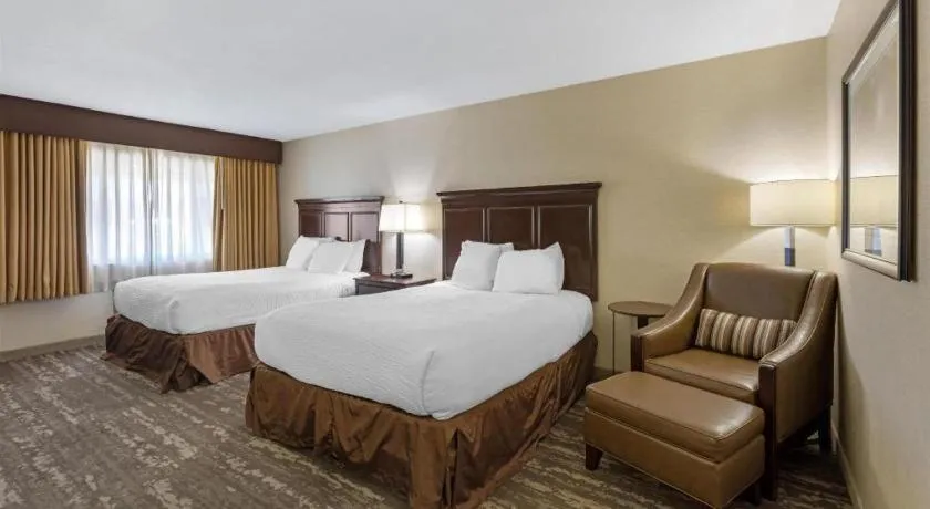 Bed in Best Western Frontier Motel