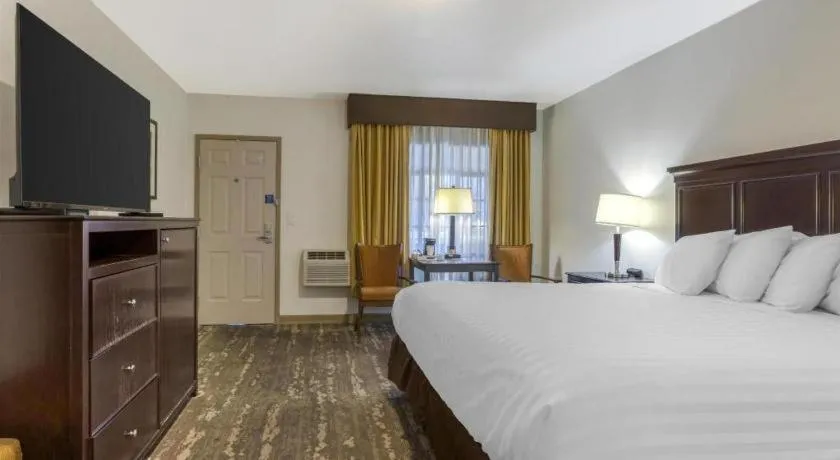 Bed in Best Western Frontier Motel