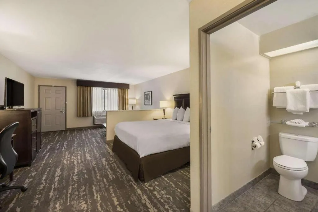 Bed in Best Western Frontier Motel