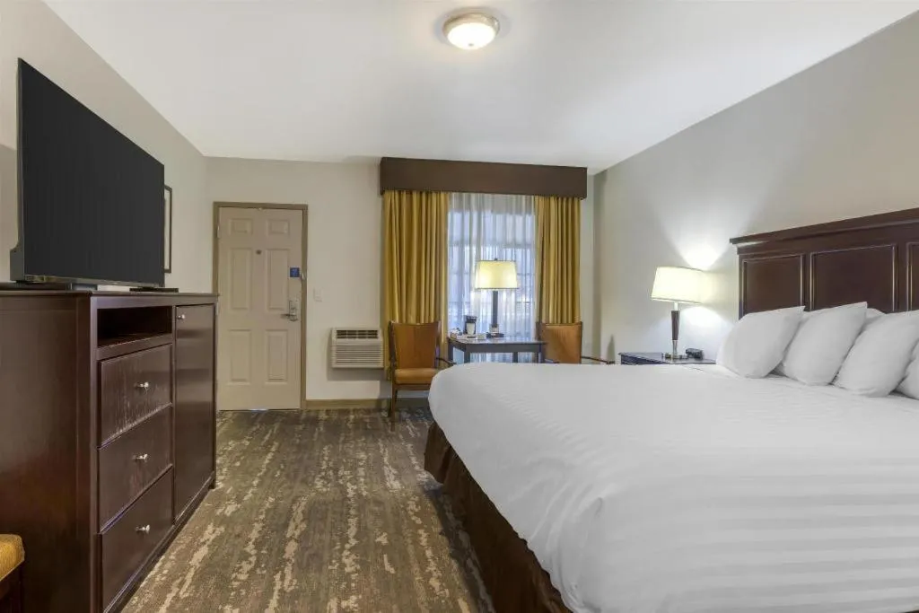 Bed in Best Western Frontier Motel