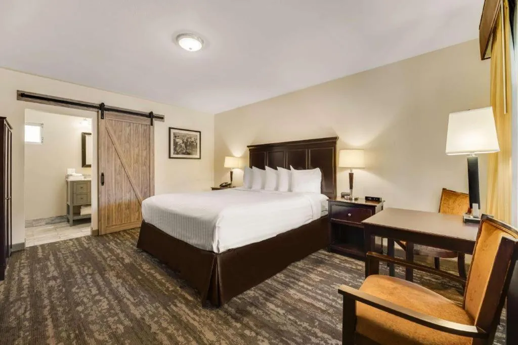 Bed in Best Western Frontier Motel