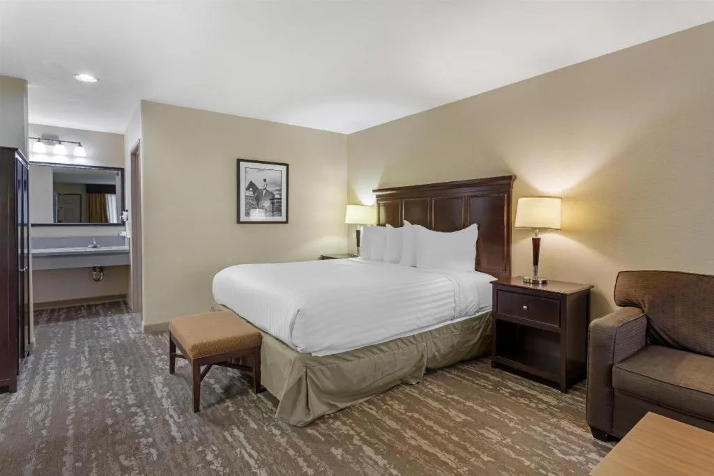 Bed in Best Western Frontier Motel