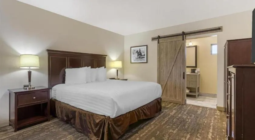 Bed in Best Western Frontier Motel