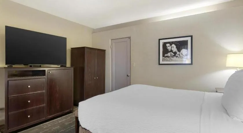 Bed in Best Western Frontier Motel