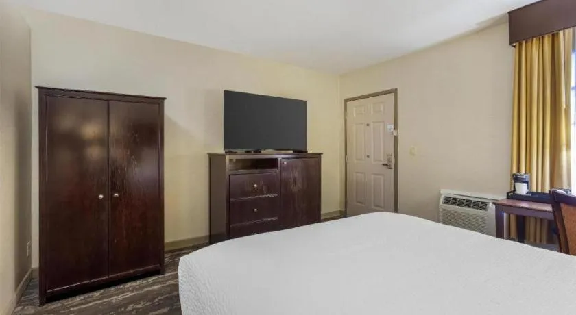 Bed in Best Western Frontier Motel