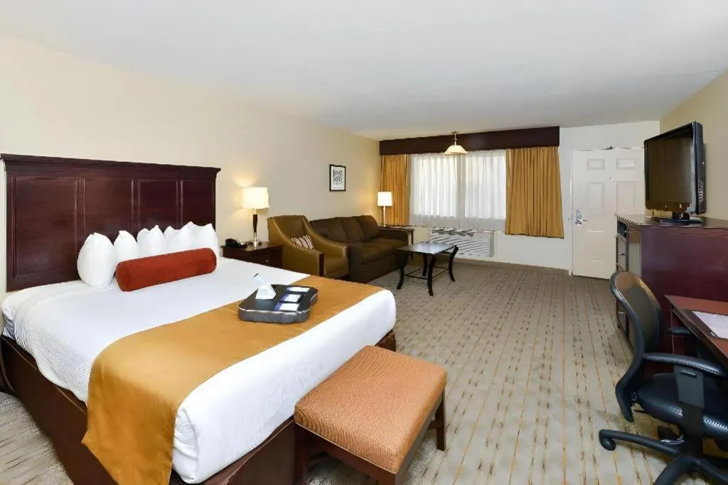 Bed in Best Western Frontier Motel