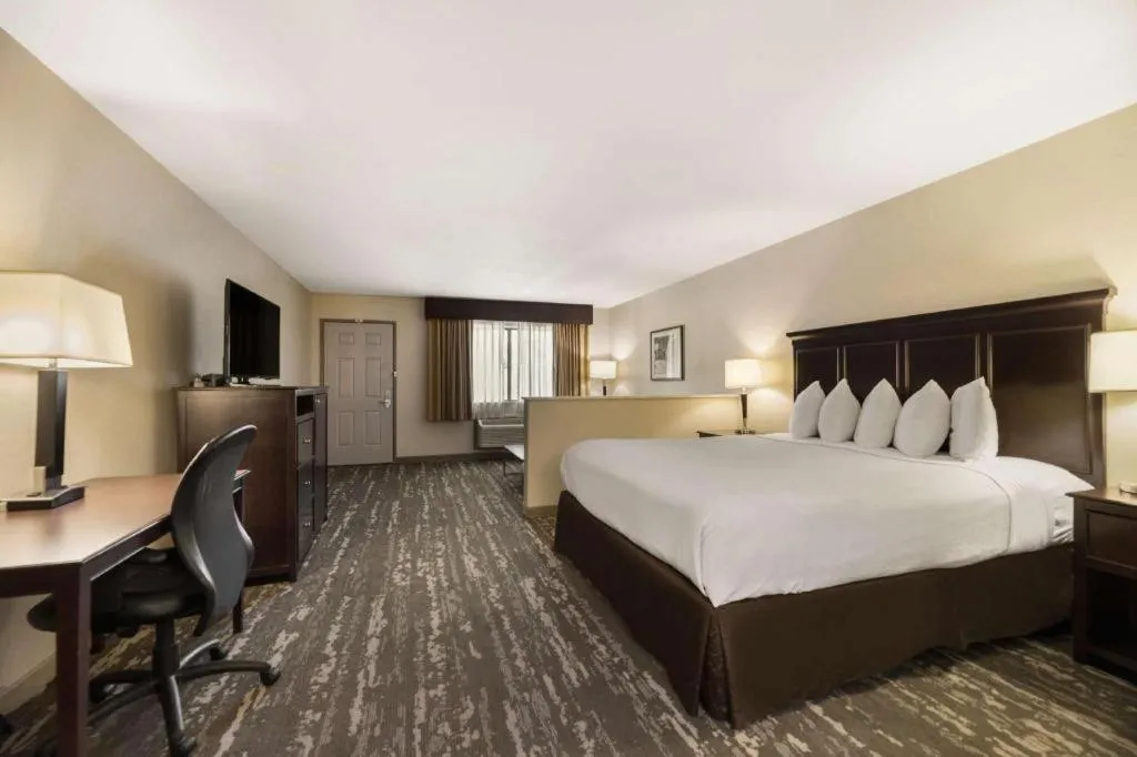 Bed in Best Western Frontier Motel