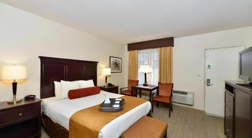 Bed in Best Western Frontier Motel