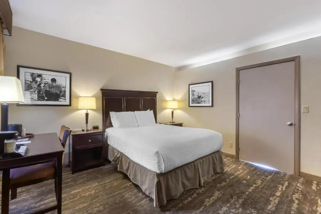 Bed in Best Western Frontier Motel