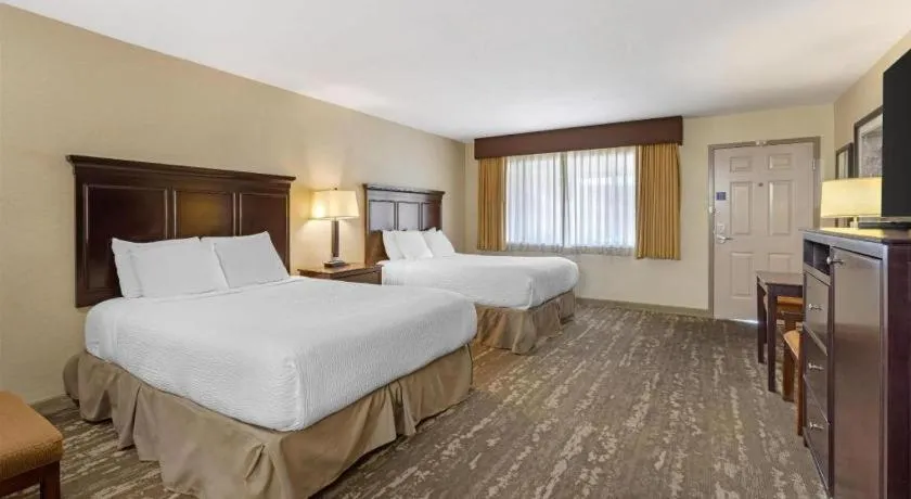 Bed in Best Western Frontier Motel