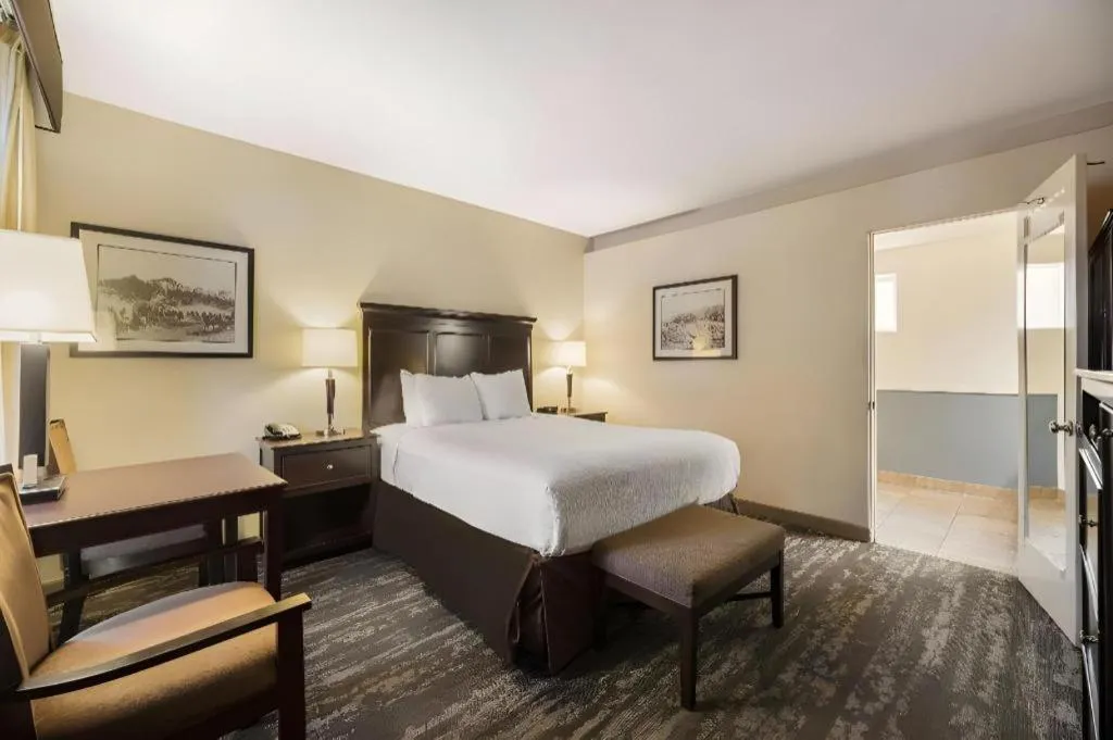 Bed in Best Western Frontier Motel