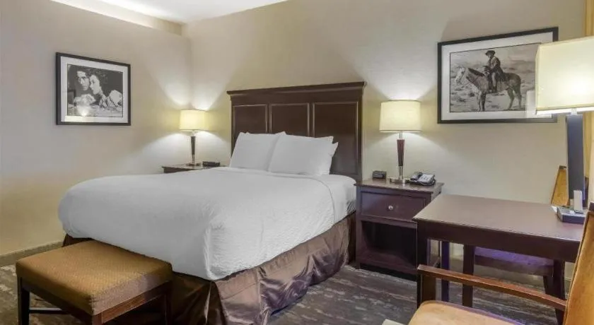 Bed in Best Western Frontier Motel