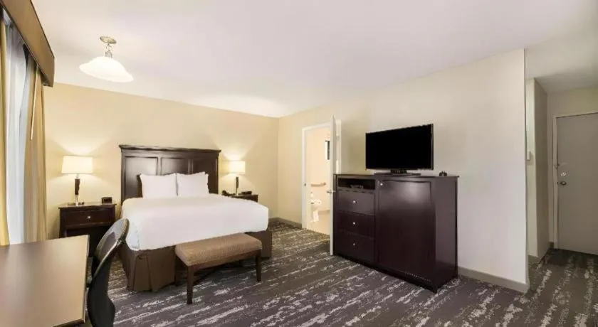 Bed in Best Western Frontier Motel