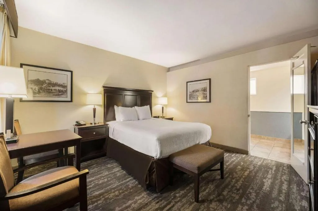 Bed in Best Western Frontier Motel