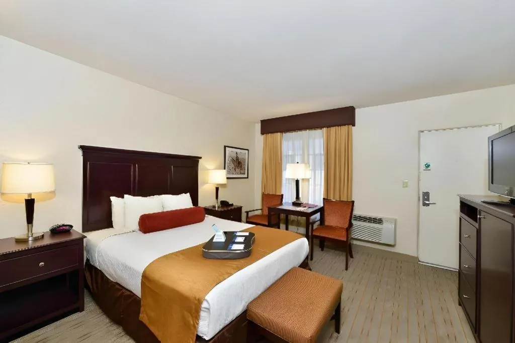 Bed in Best Western Frontier Motel