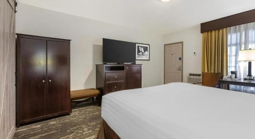 Bed in Best Western Frontier Motel