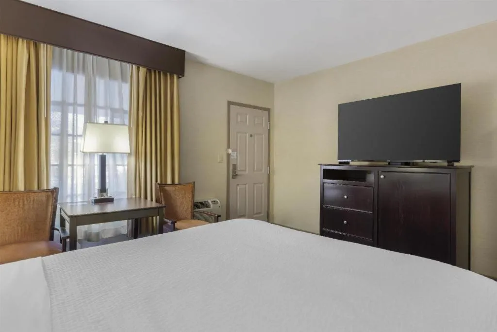 Bed in Best Western Frontier Motel