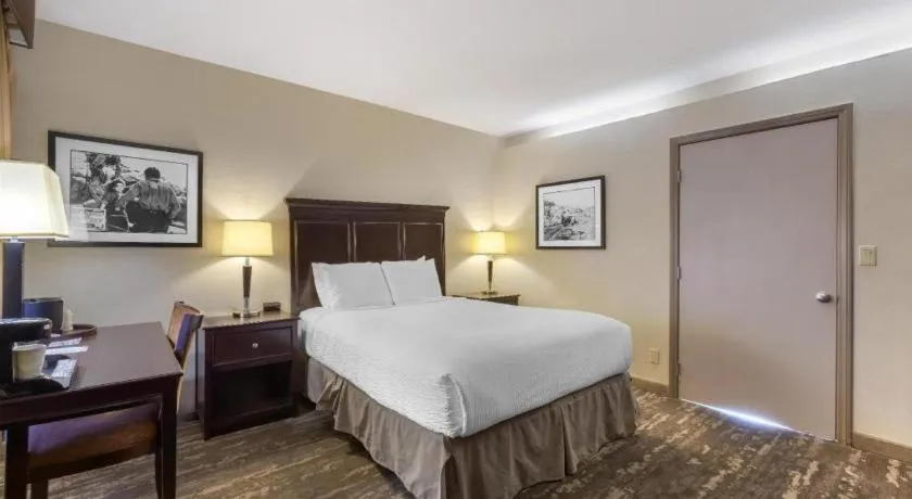 Bed in Best Western Frontier Motel