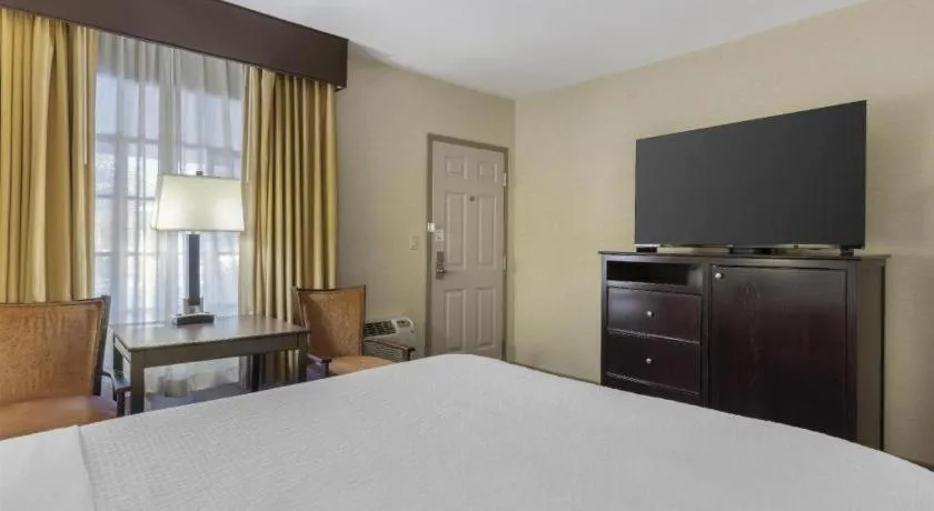 Bed in Best Western Frontier Motel