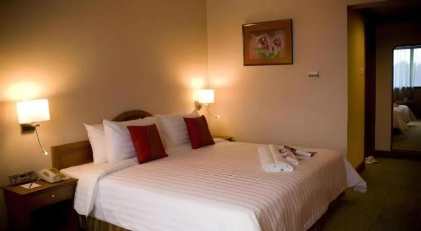 Bed in The CentrePoint Hotel