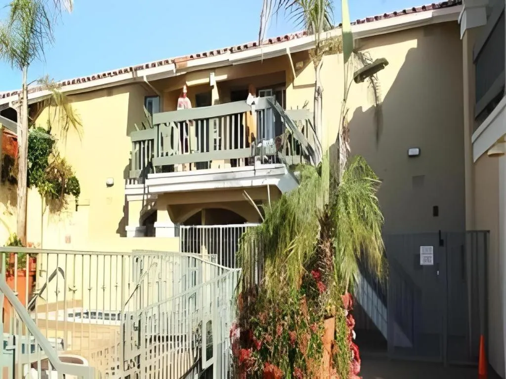 Laguna Brisas - A Beach Hotel