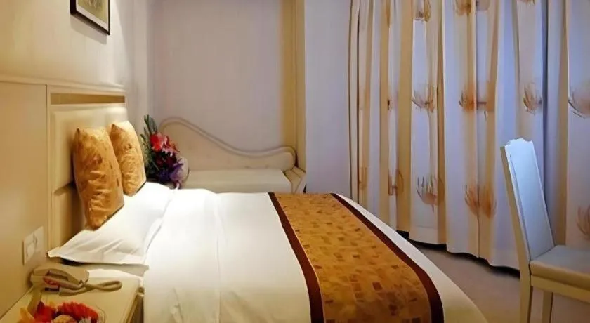 Bed in Xian Empress Hotel