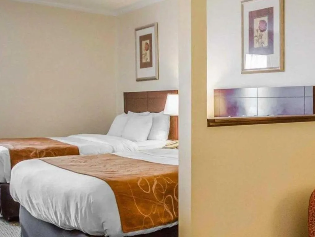 Bed in Quality Suites Jeffersonville - Louisville North