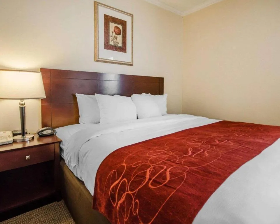 Bed in Quality Suites Jeffersonville - Louisville North
