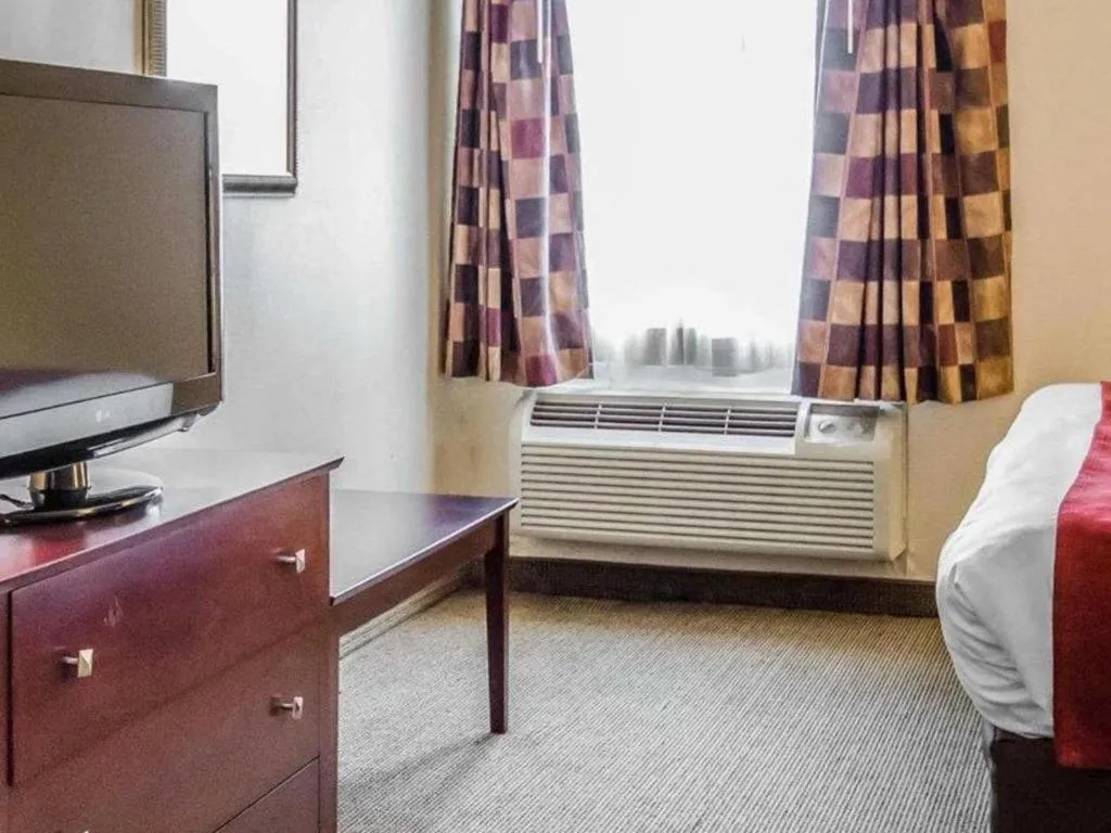 Bed in Quality Suites Jeffersonville - Louisville North