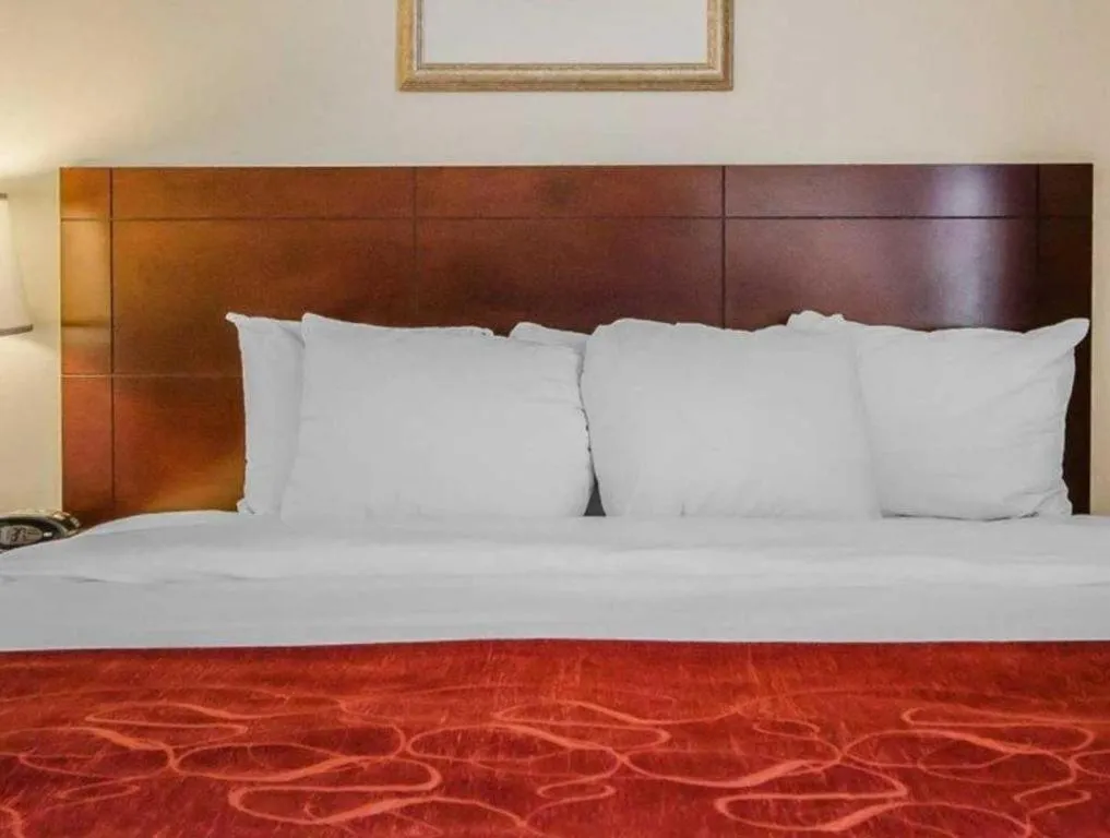 Bed in Quality Suites Jeffersonville - Louisville North