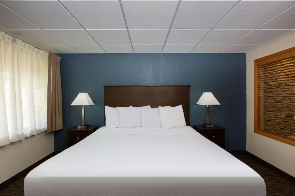 Bed in AmericInn by Wyndham La Crosse Riverfront-Conference Center
