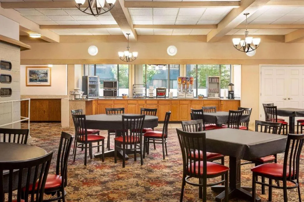 AmericInn by Wyndham La Crosse Riverfront-Conference Center