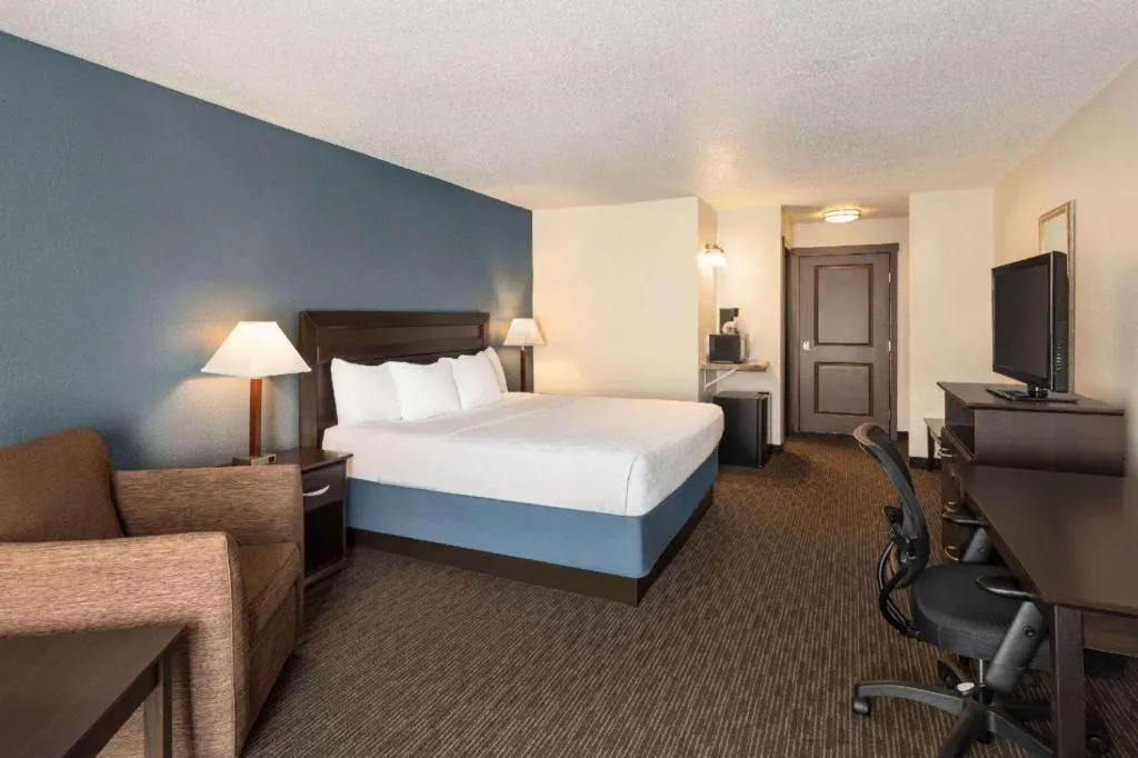 Bed in AmericInn by Wyndham La Crosse Riverfront-Conference Center