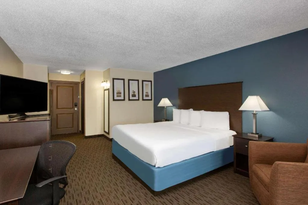 Bed in AmericInn by Wyndham La Crosse Riverfront-Conference Center