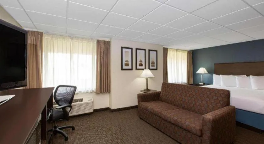 AmericInn by Wyndham La Crosse Riverfront-Conference Center