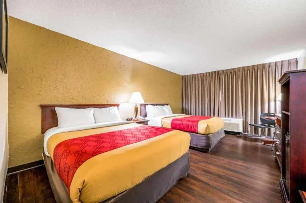 Bed in Econo Lodge Corinth