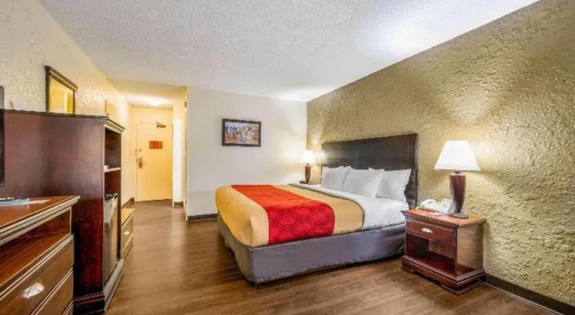 Bed in Econo Lodge Corinth