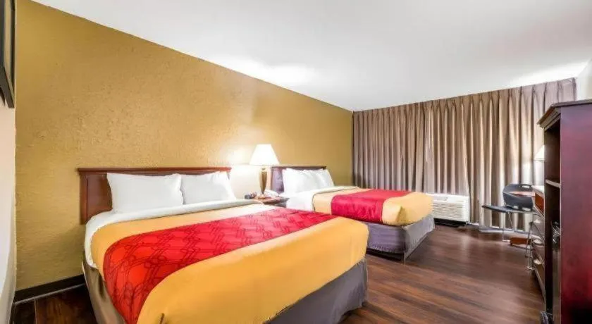 Bed in Econo Lodge Corinth