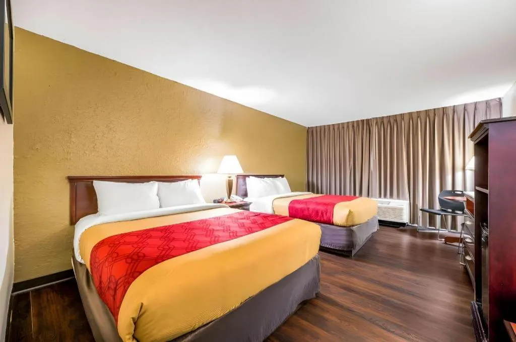 Bed in Econo Lodge Corinth