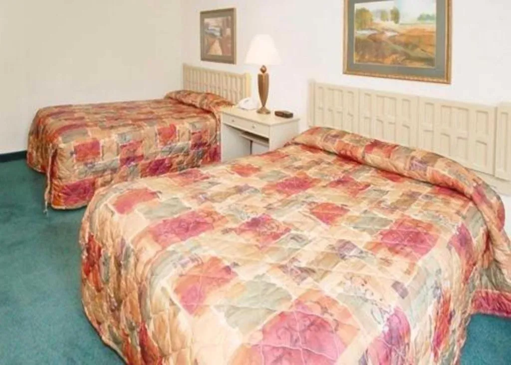 Bed in Econo Lodge Corinth