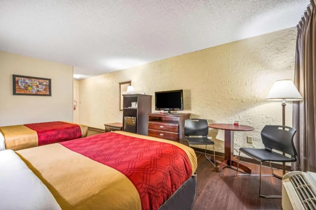 Bed in Econo Lodge Corinth