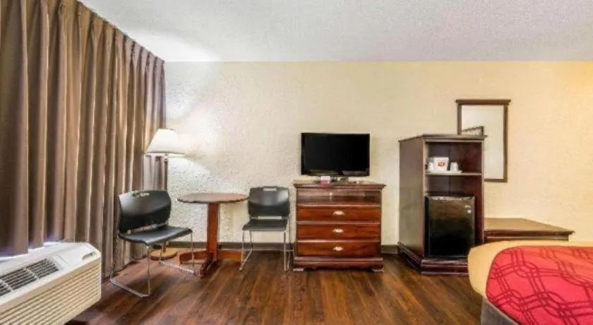 Bed in Econo Lodge Corinth