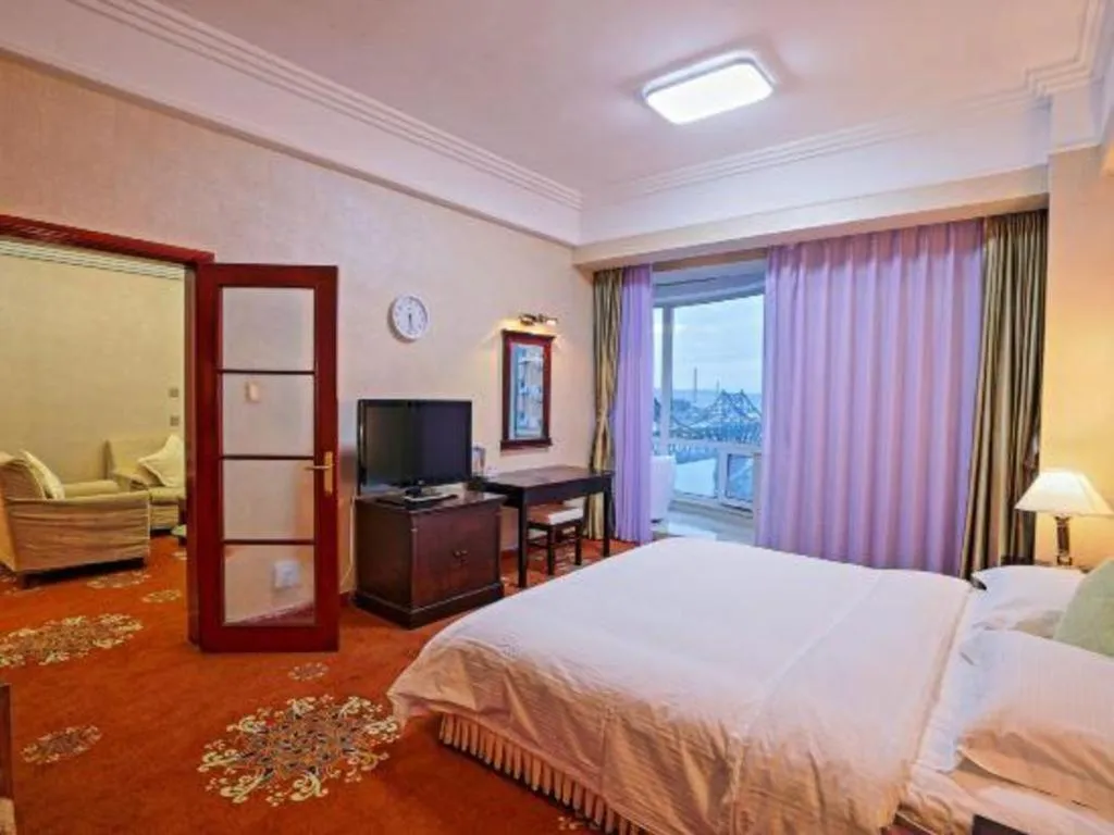 Bed in Dandong Rising Zhonglian Hotel