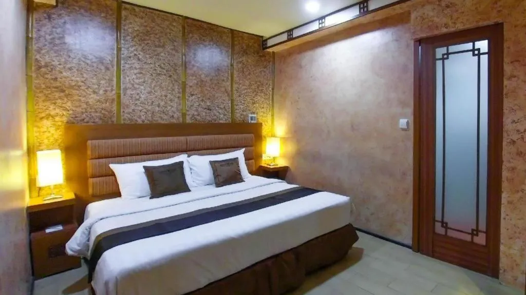 Bed in Amos Cozy Hotel Melawai