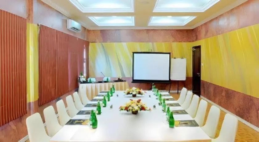 Amos Cozy Hotel Melawai