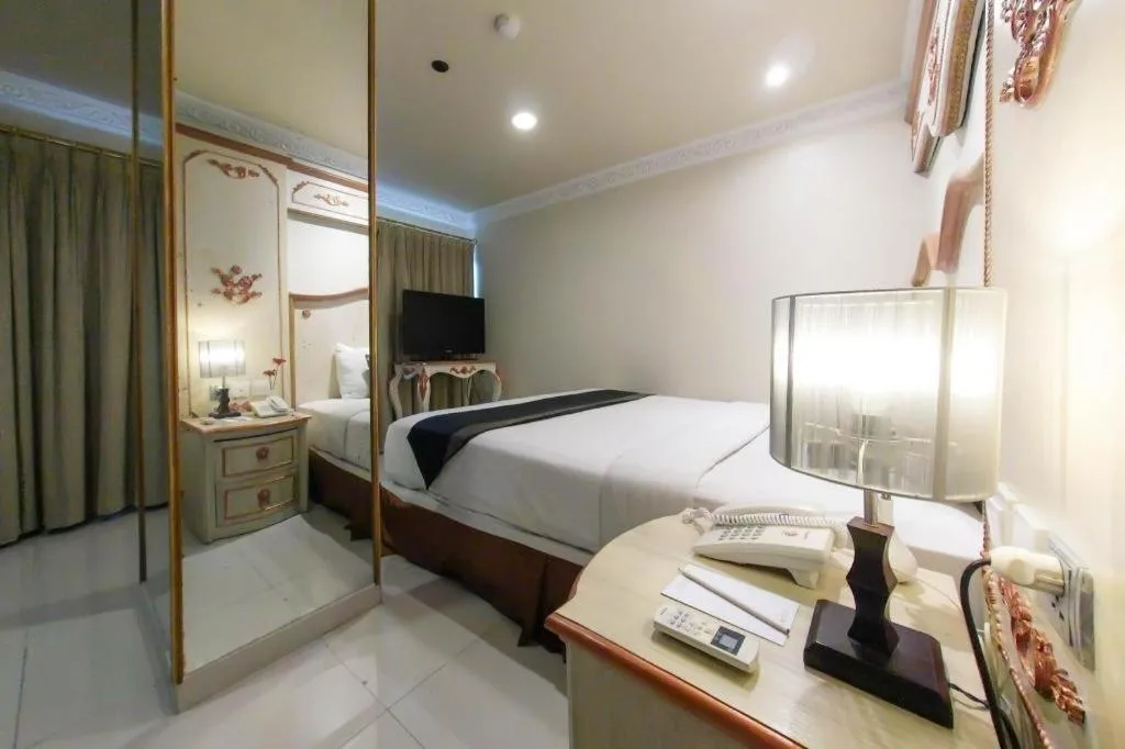 Bed in Amos Cozy Hotel Melawai