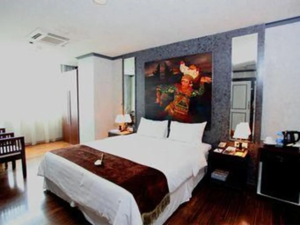 Bed in Amos Cozy Hotel Melawai