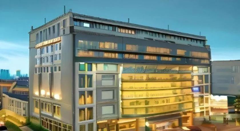 Amos Cozy Hotel Melawai