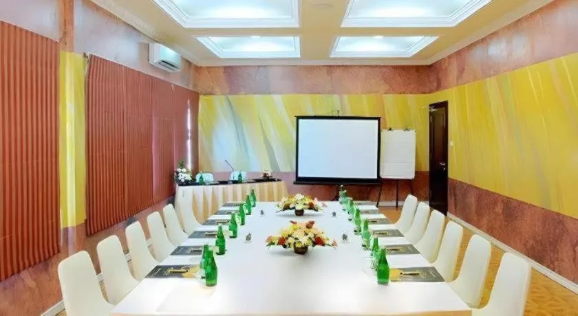 Amos Cozy Hotel Melawai